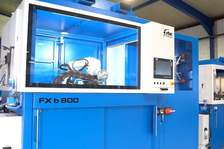 rbc robotics Smart Packer Anlage mit sichtbarem Roboterarbeitsbereich hinter einer Schutzscheibe.