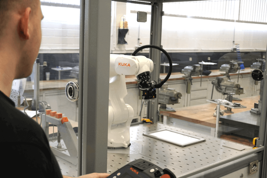 Ausbildung am Roboter