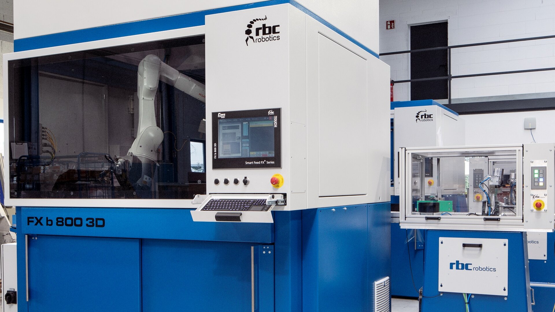 rbc robotics FX Pick 800 Automatisierungsanlage mit Bedienpanel und sichtbarem Arbeitsbereich.