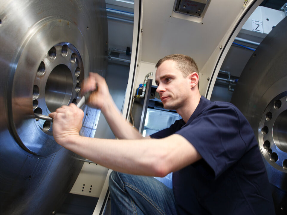 Baugruppenüberholung mit Diskus Werke Schleiftechnik
