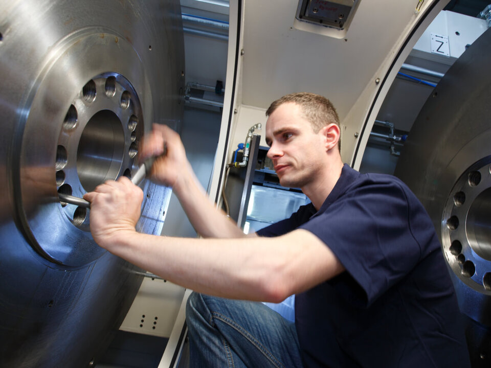 Baugruppenüberholung mit Diskus Werke Schleiftechnik