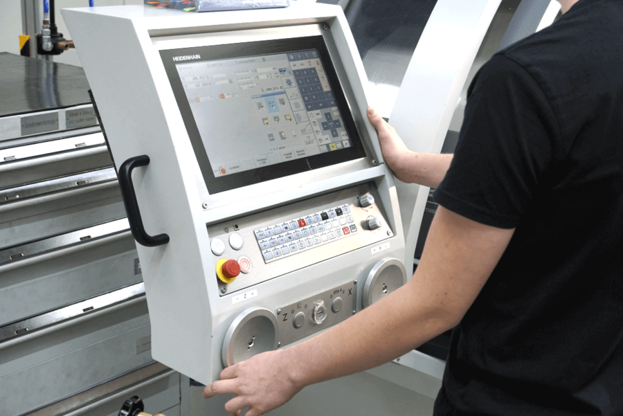 Arbeiten an einer CNC-Maschine